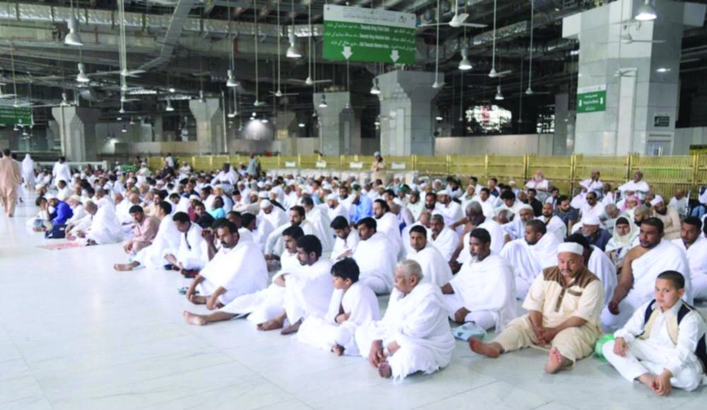 






مصلون في الحرم المحكي أمس                        (واس)