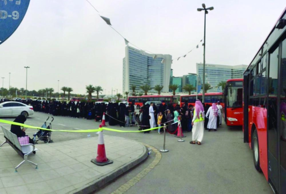 






من تدشين حافلات النقل العام                                                       (هيئة النقل العام)