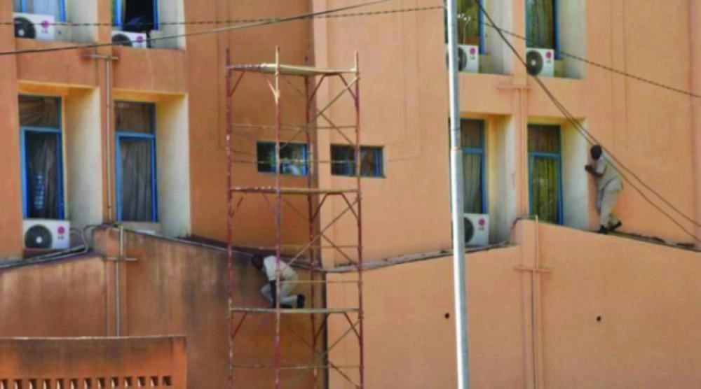 






رجال الأمن لدى تدخلهم بعد الهجوم                                         (تويتر)