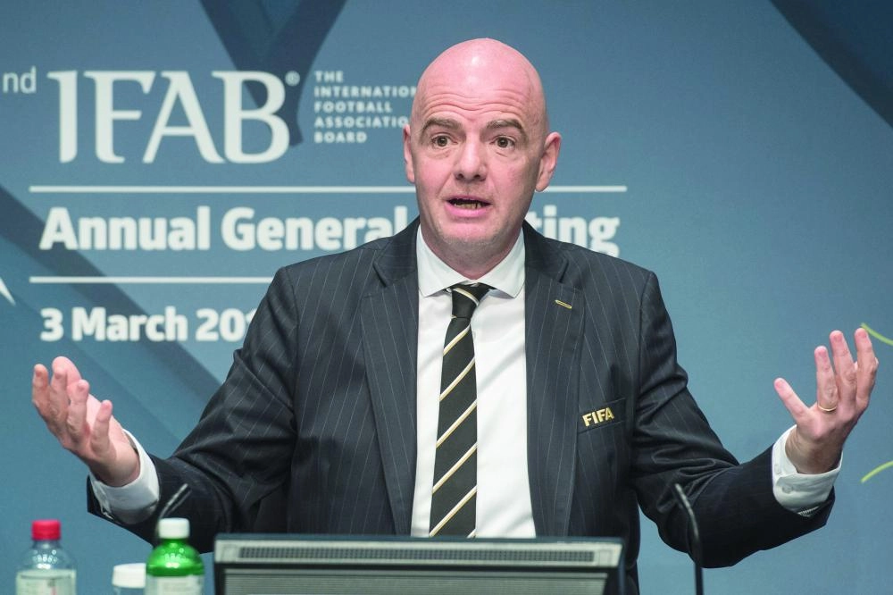 






جياني إنفانتينو خلال اجتماع إيفاب أمس                                                  (د ب أ)