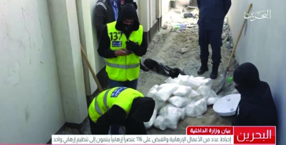 






رجال الأمن خلال ضبط المواد المتفجرة                  (مكة)