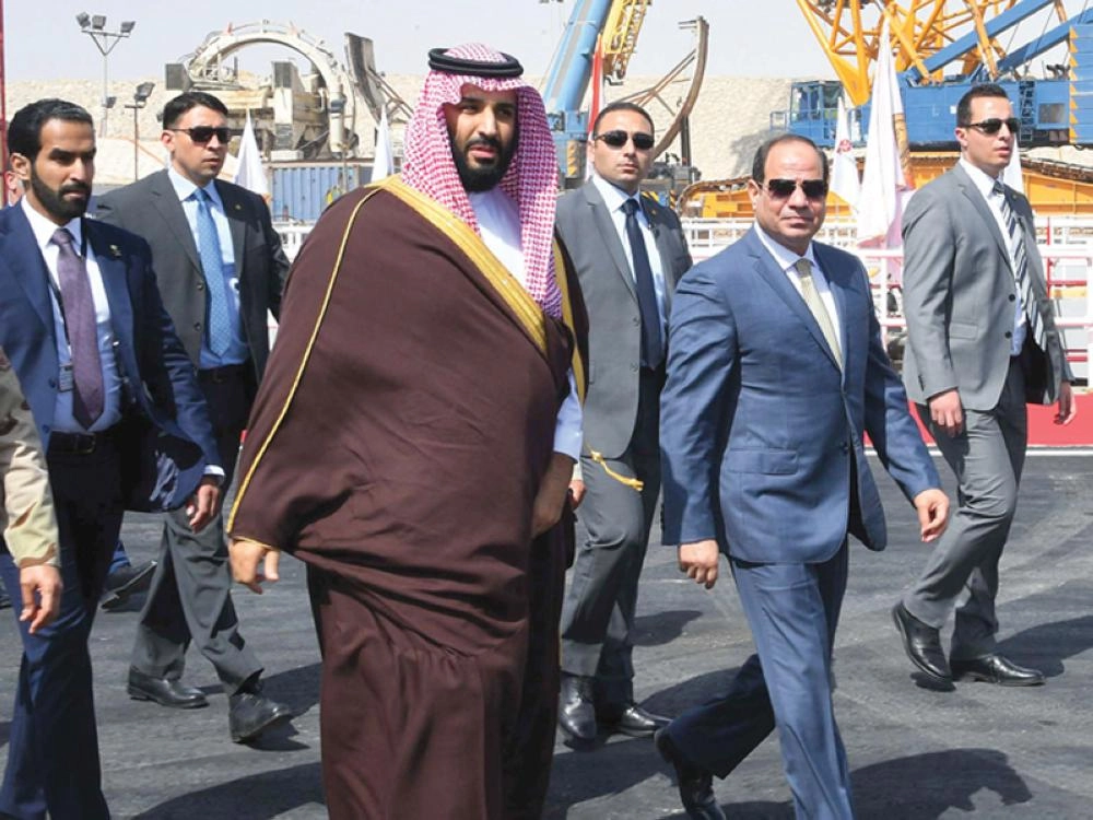 الرئيس المصري وولي العهد خلال زيارتهما لمنطقة قناة السويس بالإسماعيلية ( د ب أ )