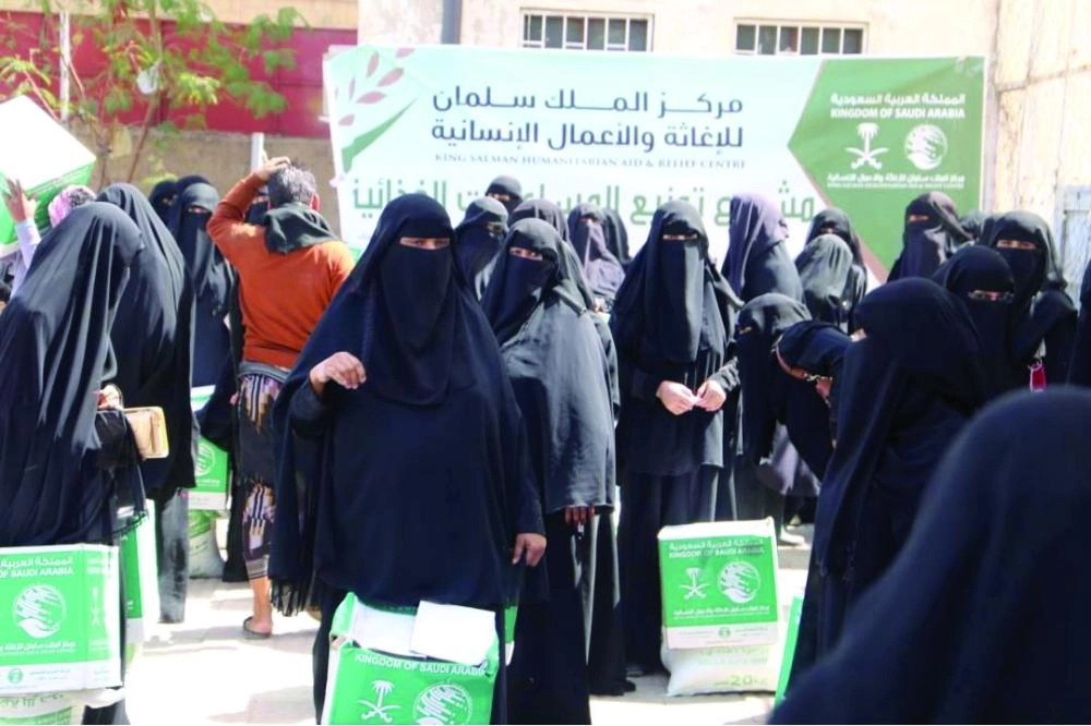 






يمنيات يتسلمن المساعدات أمس            (واس)