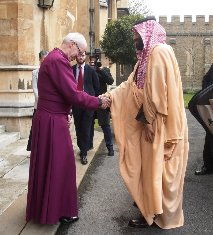 The Archbishop of Canterbury Justin Welby (L) shakes hands with Saudi Crown Prince Mohammad Bin Salman bin Abdulaziz Al Saud upon his arrival at Lambeth Palace in London, England, 08 March 2018. Photo: Yui Mok/PA Wire/dpa