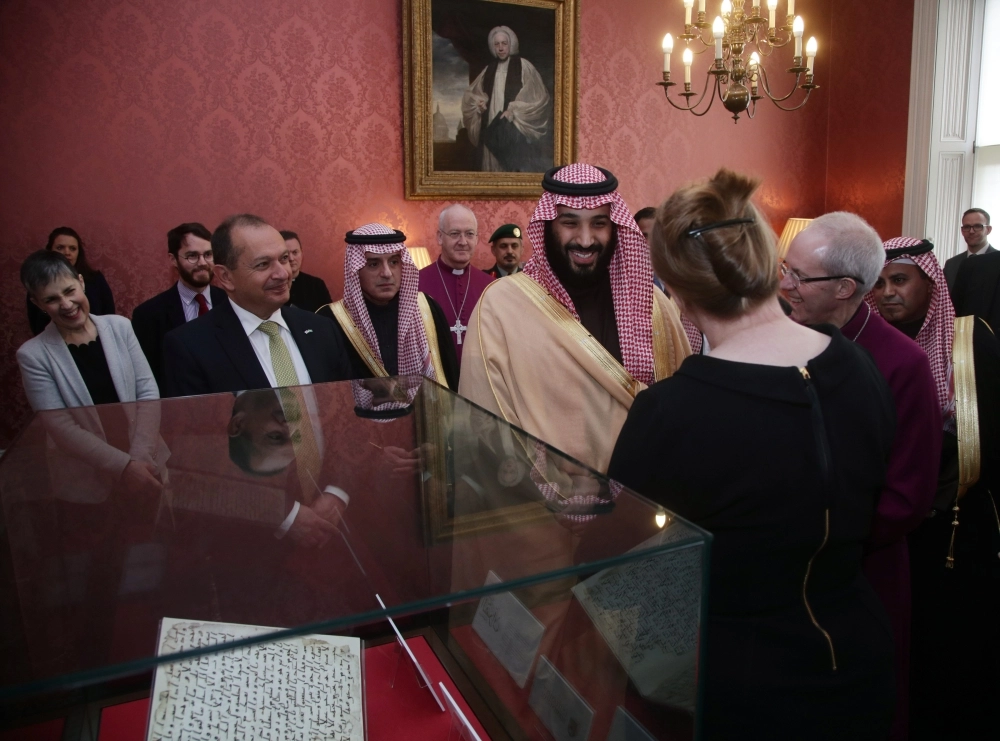 dpatop - Saudi Crown Prince Mohammad Bin Salman bin Abdulaziz Al Saud (4-R) views the Birmingham Quran manuscript, one of the earliest surviving records of the Quran which dates back to between 568 and 645 AD at Lambeth Palace in London, England, 08 March 2018. Photo: Yui Mok/PA Wire/dpa