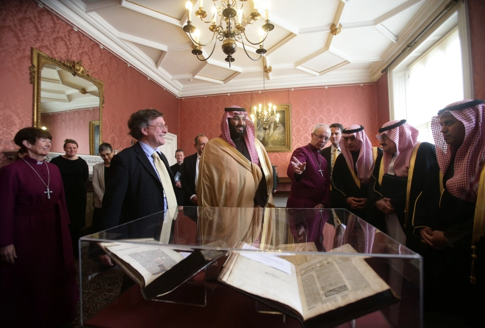Saudi Crown Prince Mohammad Bin Salman bin Abdulaziz Al Saud (C) inspects a selection of early texts from the Christian, Muslim and Jewish faiths at the Lambeth Palace in London, England, 08 March 2018. Photo: Yui Mok/PA Wire/dpa