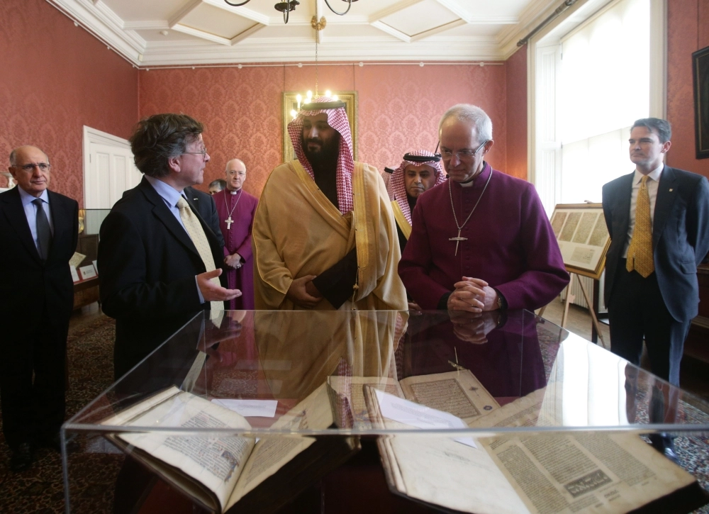 dpatop - Saudi Crown Prince Mohammad Bin Salman bin Abdulaziz Al Saud (C) inspects a selection of early texts from the Christian, Muslim and Jewish faiths at the Lambeth Palace in London, England, 08 March 2018. Photo: Yui Mok/PA Wire/dpa