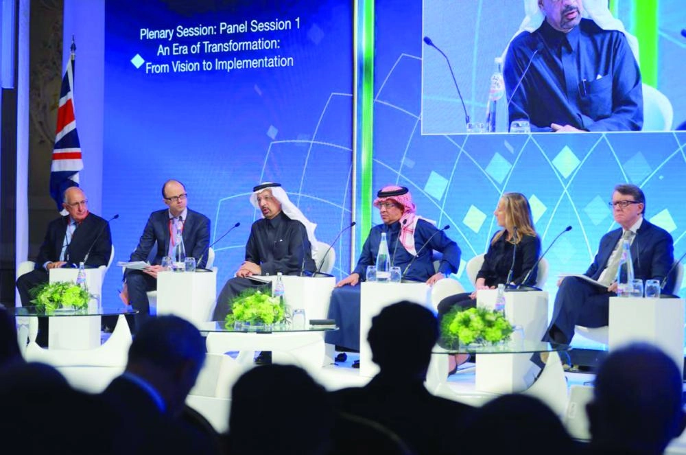 الفالح والتويجري يتوسطان مشاركي الجلسة الأولى