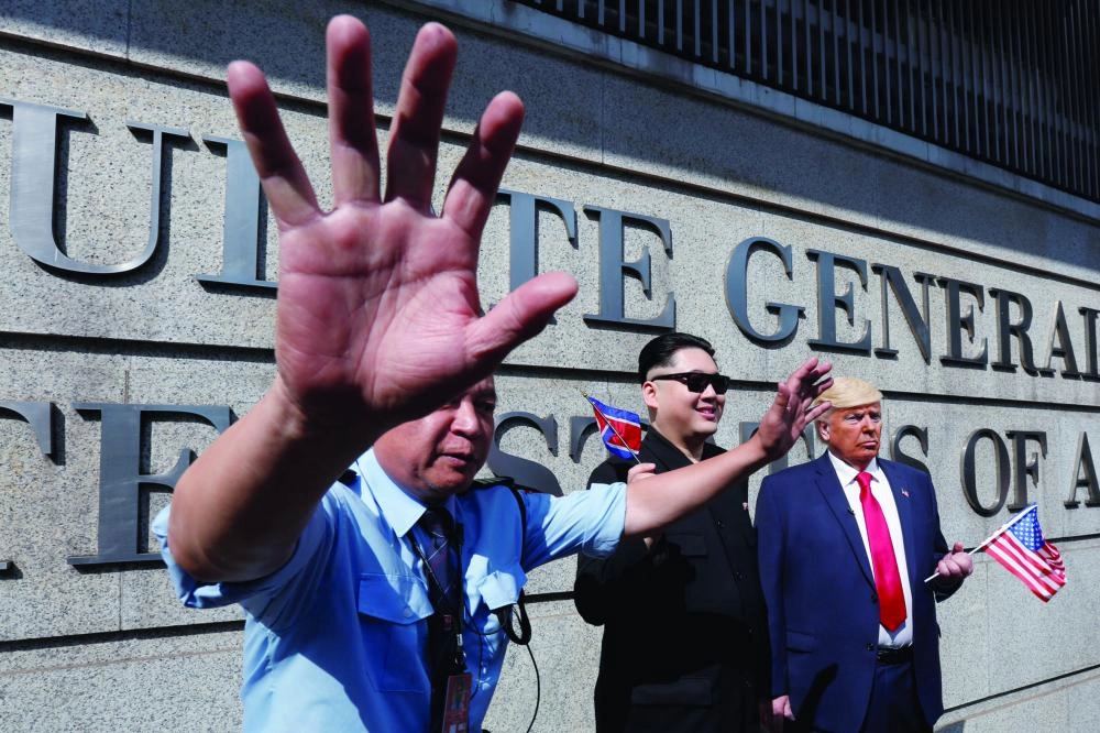 






شبيهان شهيران للرئيسين الأمريكي والكوري الشمالي في شوارع هونج كونج                       (تويتر)