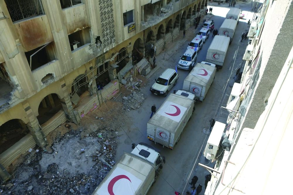 






قافلة المساعدات بعد دخولها دوما                                        (د ب أ)