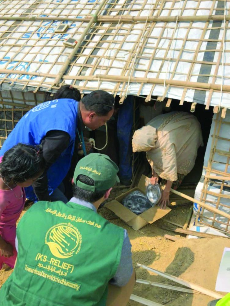 






سيدة تتسلم المساعدات الإيوائية