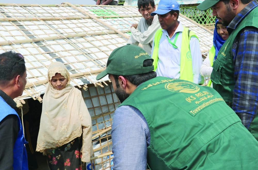 






موظفو المركز يوزعون المساعدات                                (واس)