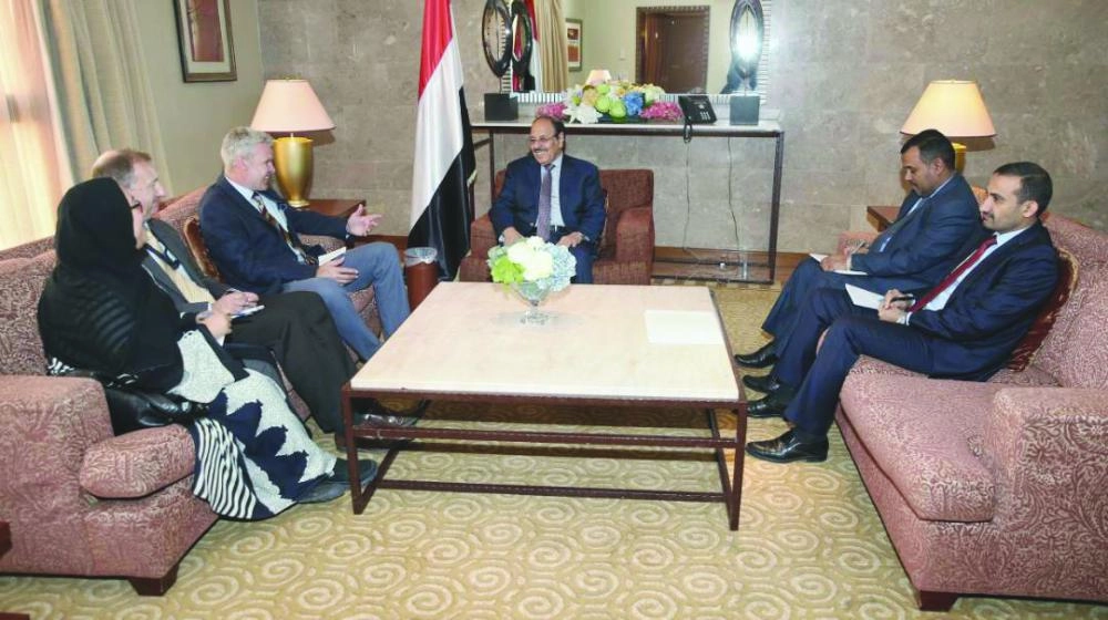 






نائب الرئيس اليمني خلال استقباله ملحقي الدفاع والشؤون البحرية بالسفارة البريطانية                                                                           (مكة)