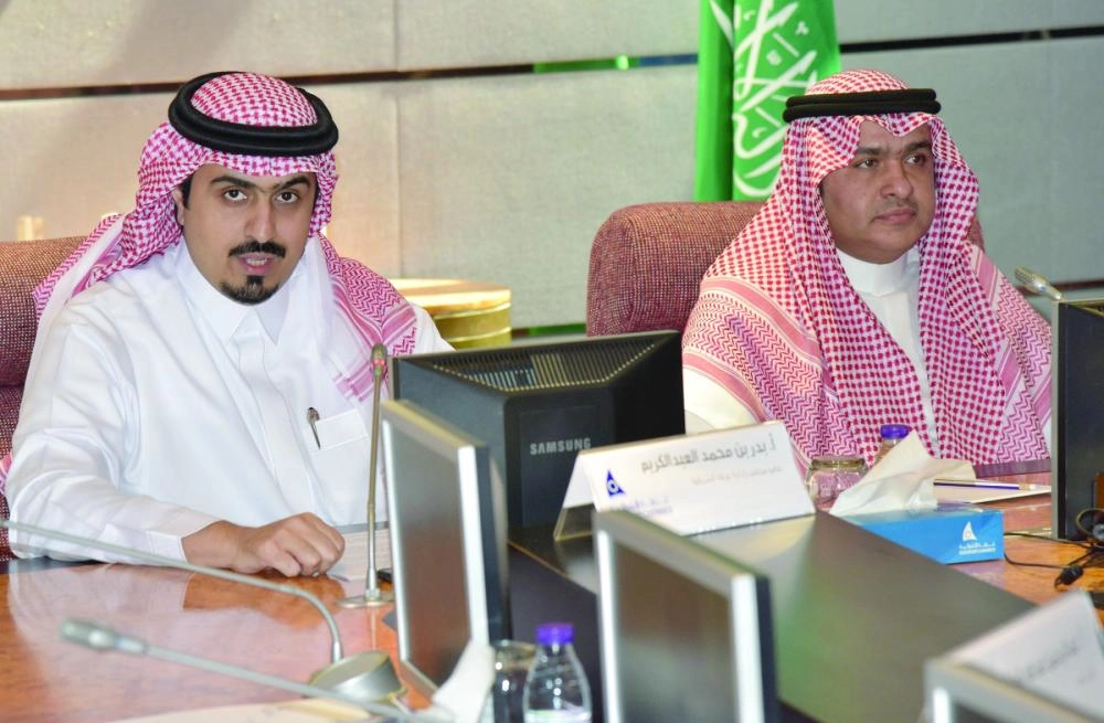 منسي يتحدث في اللقاء والى جانبه العبد الكريم عضو غرفة الشرقية ( مكة )