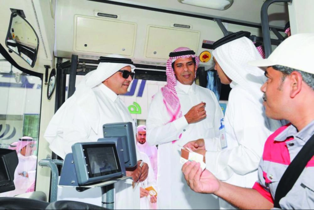 






العامودي خلال رحلته في حافلة النقل العام البديلة                                                            (واس)