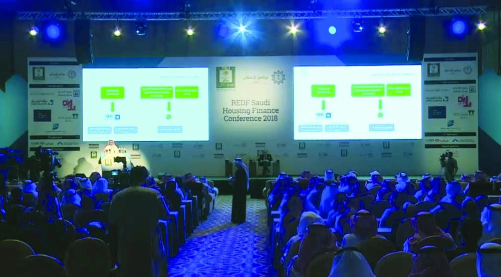 وزير الإسكان خلال حديثه بالمنتدى أمس (لقطة من فيديو)