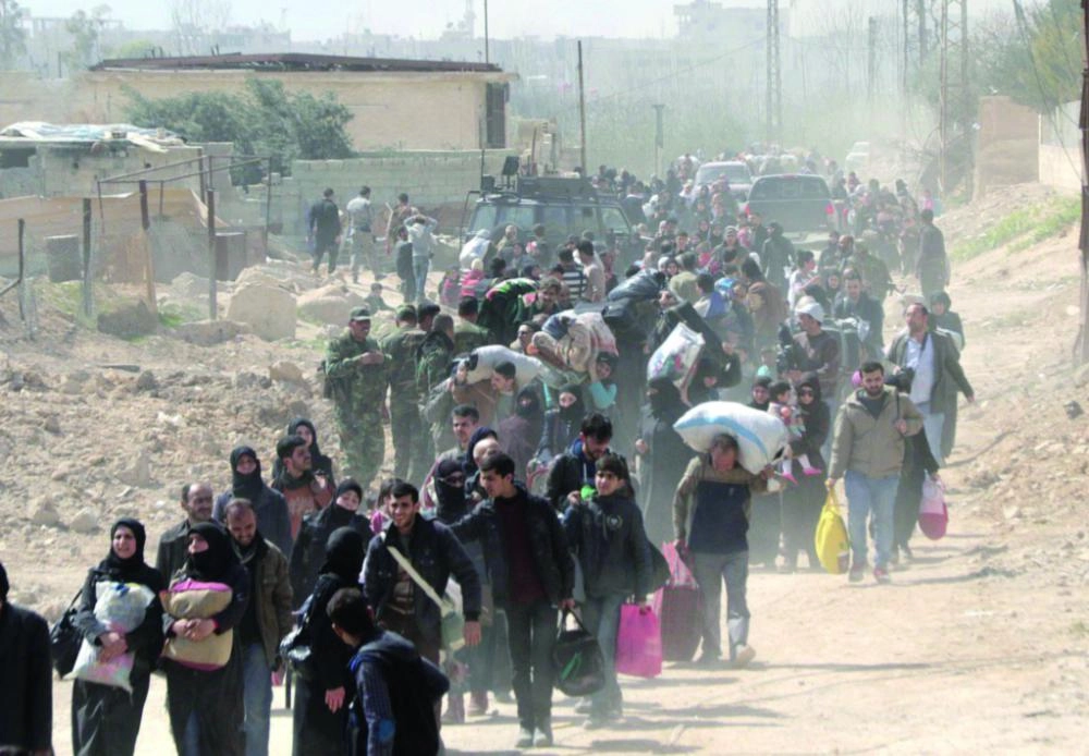 






عشرات السوريين خلال مغادرتهم الغوطة الشرقية أمس                                                                                                     (تويتر)