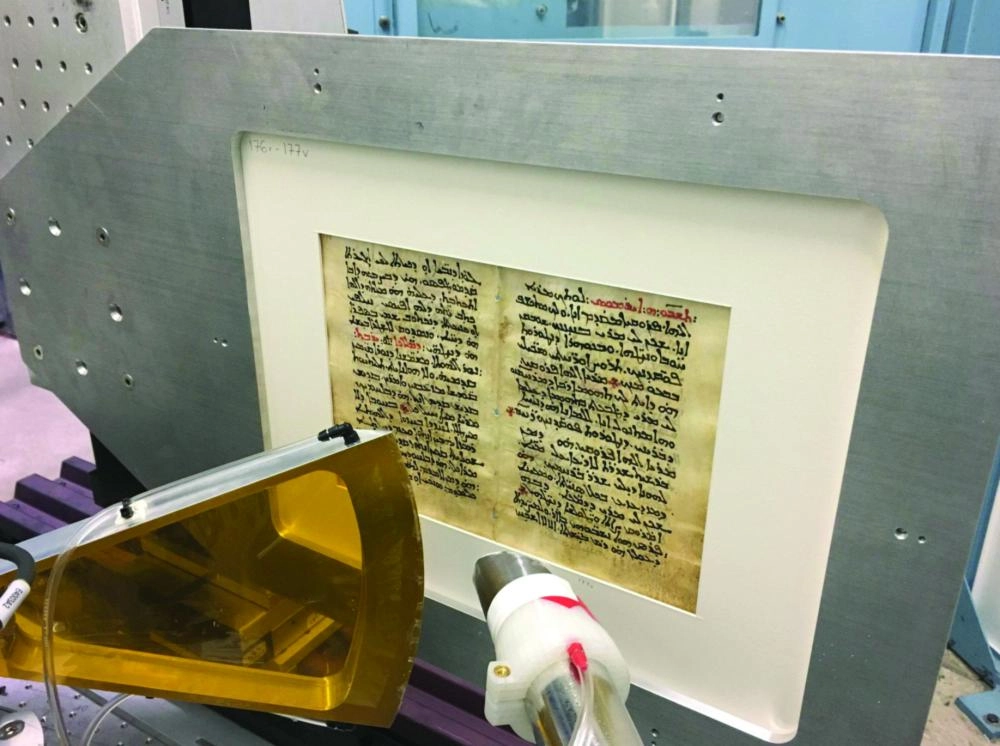 






أثناء العمل على المخطوطة        (Assyrian International)