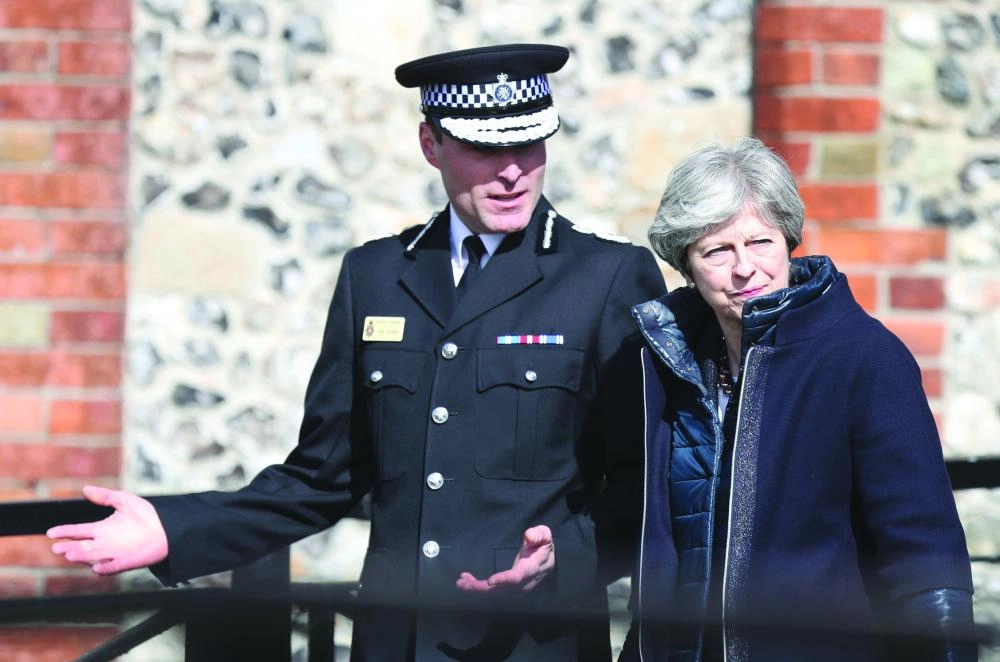 






تيريزا ماي خلال جولة بمدينة ساليسبري مسرح أحداث تسميم العميل الروسي                                                        (د ب أ)