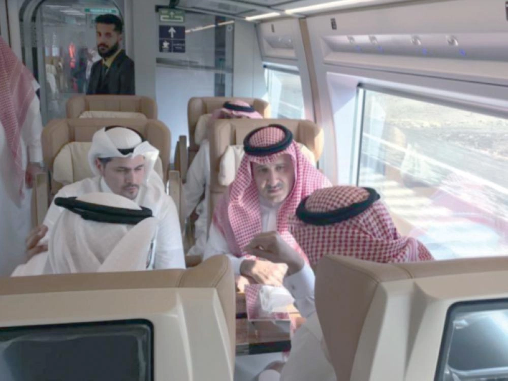 فيصل بن سلمان خال الجولة في القطار اليوم (واس)