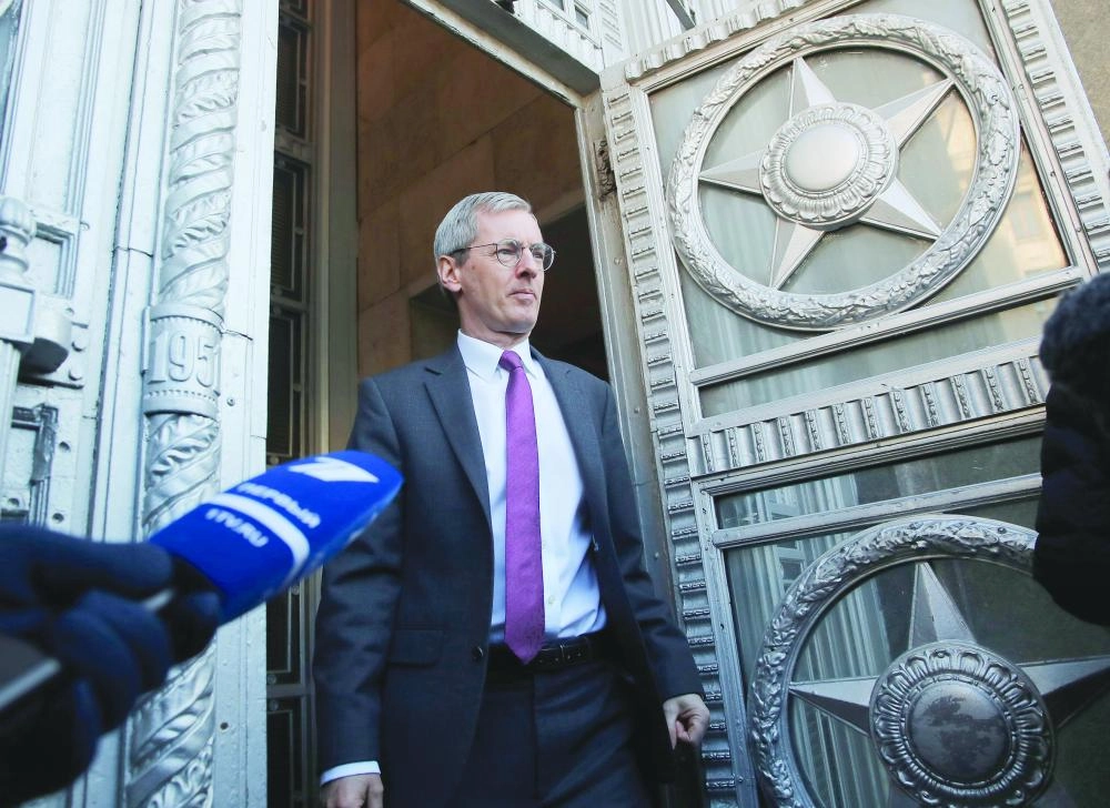 






السفير البريطاني مغادرا مقر الخارجية الروسية                     (إ ب أ)