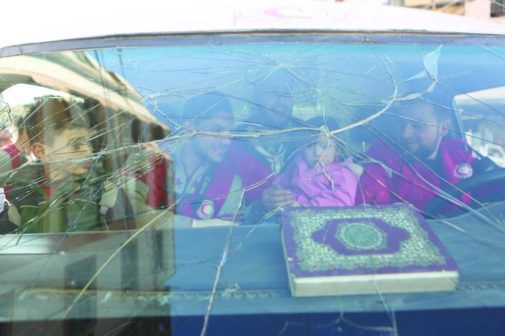 






أطفال داخل عربة إسعاف تهشم زجاجها الأمامي جراء القصف المتواصل على غوطة دمشق