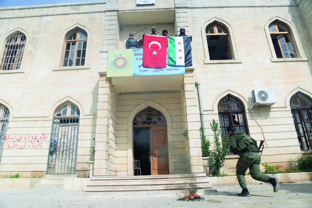 العلمان التركي والسوري الحر في عفرين  ( إ ب أ)