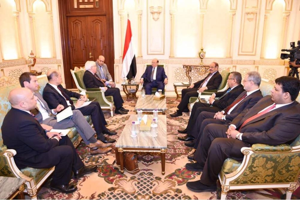 الرئيس اليمني خلال اجتماعه بالمبعوث الاممي مارتن جريفيث (اليمن الآن)