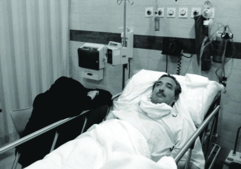 






والدة العسلي خلال مرافقتها لأبيه بالمستشفى      (مكة)