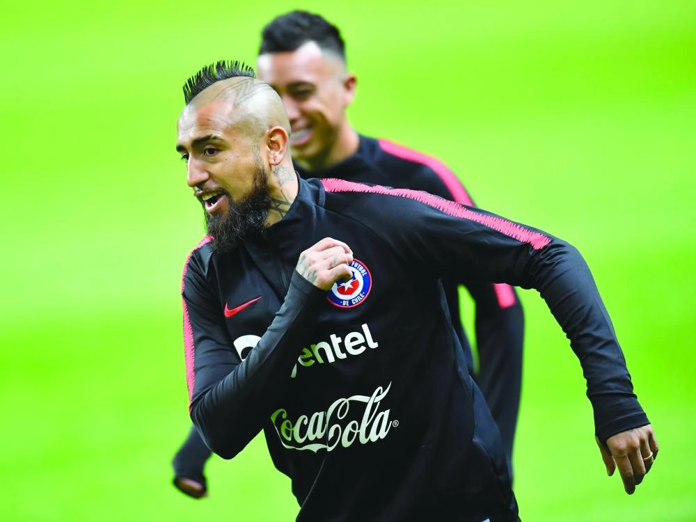 أرتور فيدال أثناء تدريبات تشيلي أمس (إ ب أ)