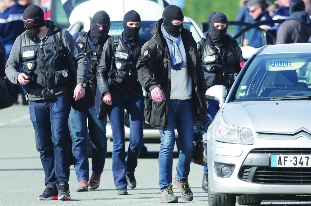 






 أفراد من الشرطة الفرنسية بعد القضاء على المهاجم               (إ ب أ)