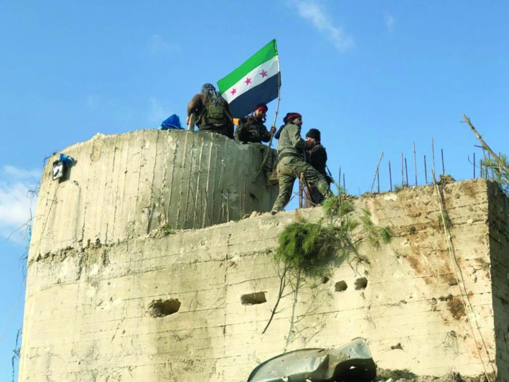 






أفراد من الجيش الحر يرفعون العلم انتصارا.. ونازحون من عفرين يتلقون المساعدات (الوكالات)