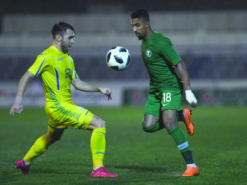 سالم الدوسري في كرة مشتركة مع لاعب أوكراني (الاتحاد السعودي)