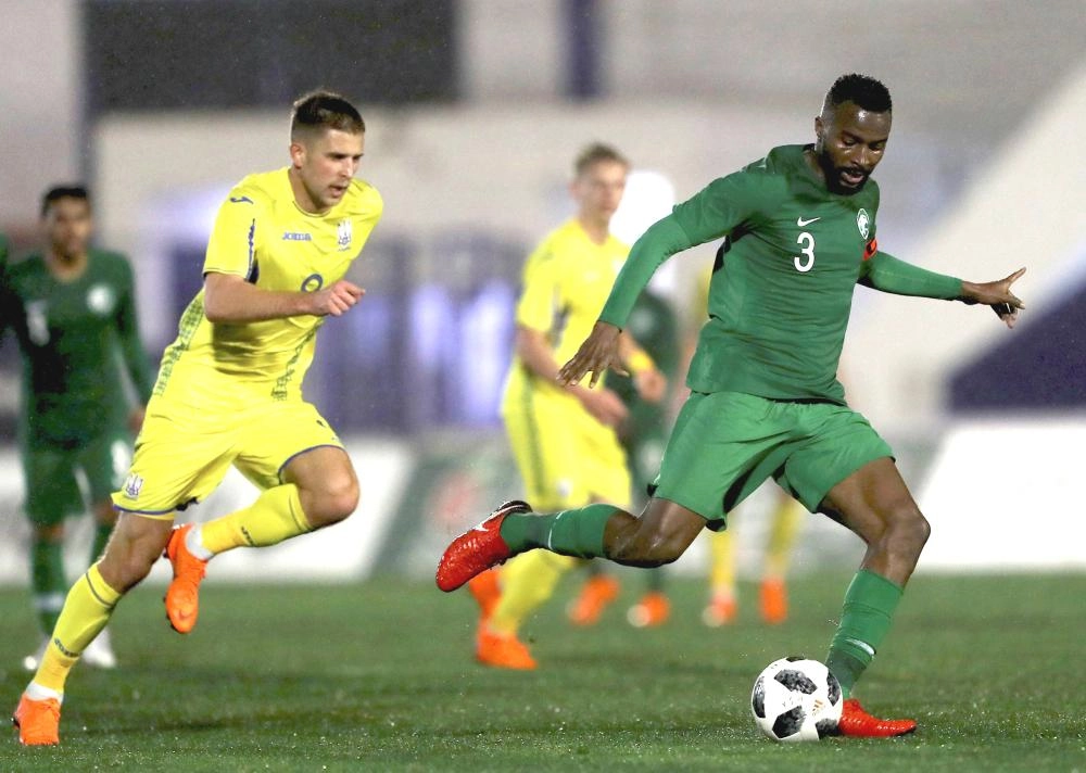 






أسامة هوساوي يستخلص الكرة من مهاجم أوكراني                           (إ ب أ)