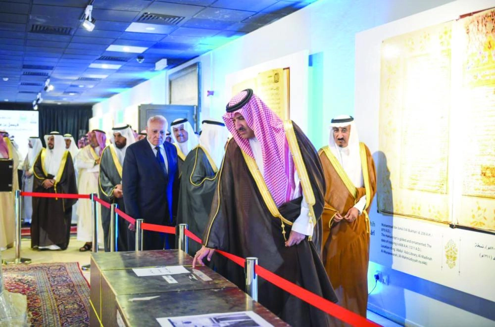 






فيصل بن سلمان يطلع على مخطوطات ومقتنيات المجمع                                        (واس)