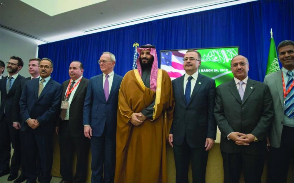 ولي العهد مع مسؤولي أرامكو والمعهد (مكة)