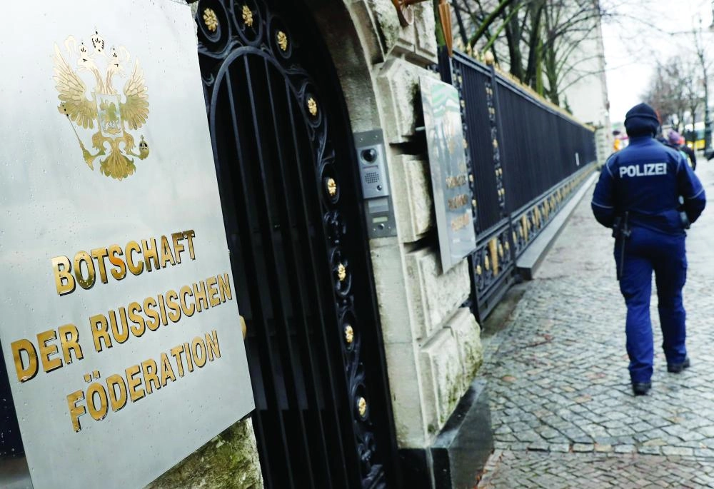 ضابط شرطة بالقرب من السفارة الروسية في برلين                                     (إ ب أ)