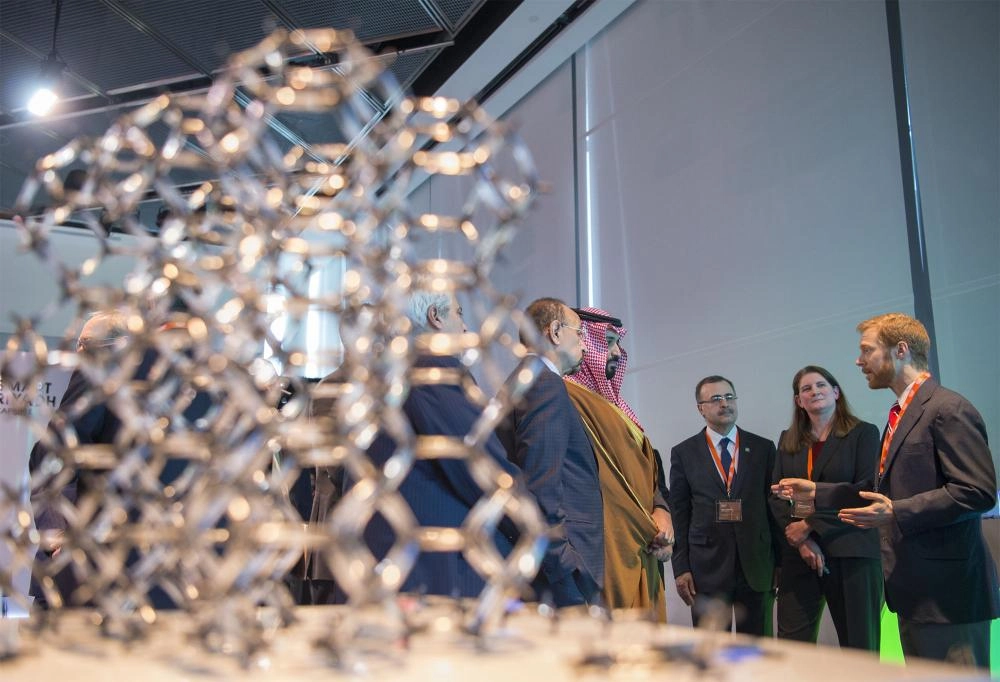 ولي العهد خلال زيارته لمعهد ماساتشوستس (مكة)