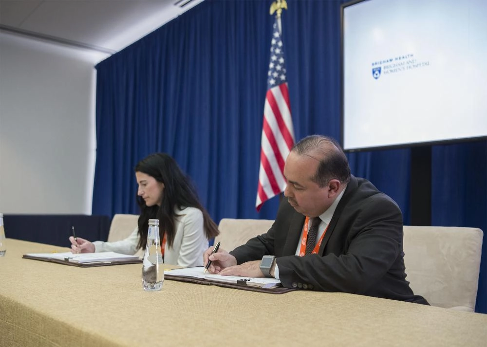 أثناء توقيع اتفاقية لمدينة الملك عبدالعزيز للتقنية