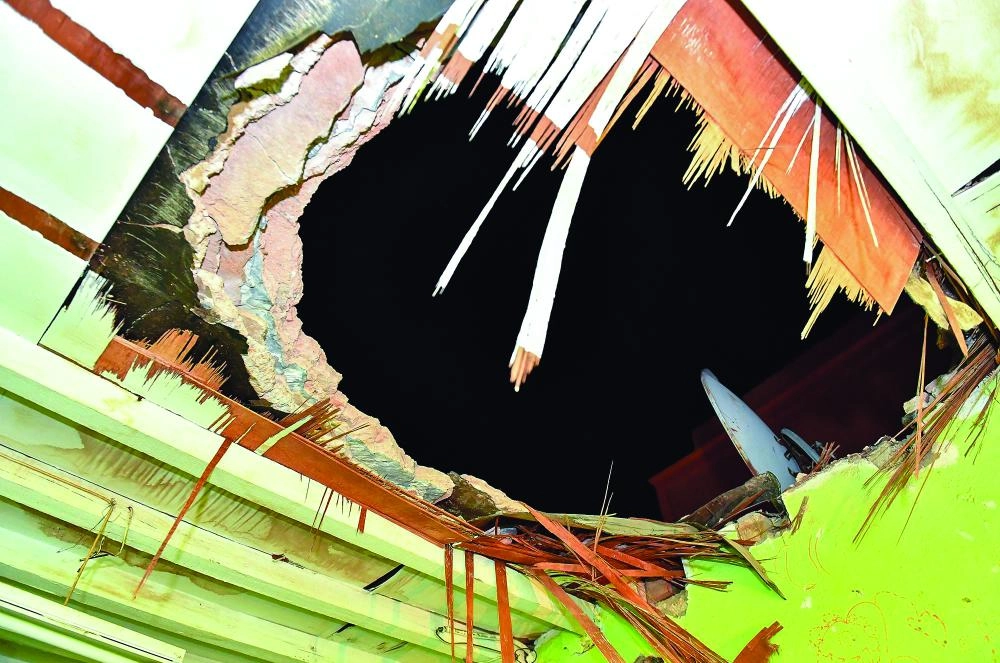 






أحد المنازل المتضررة في الرياض من شظايا الصاروخ الباليستي الحوثي                    (واس)