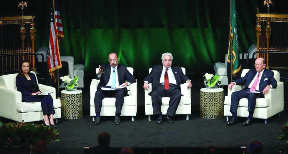 الفالح والقصبي يتوسطان ويلبر روس ودينا باول خلال المنتدى (واس)