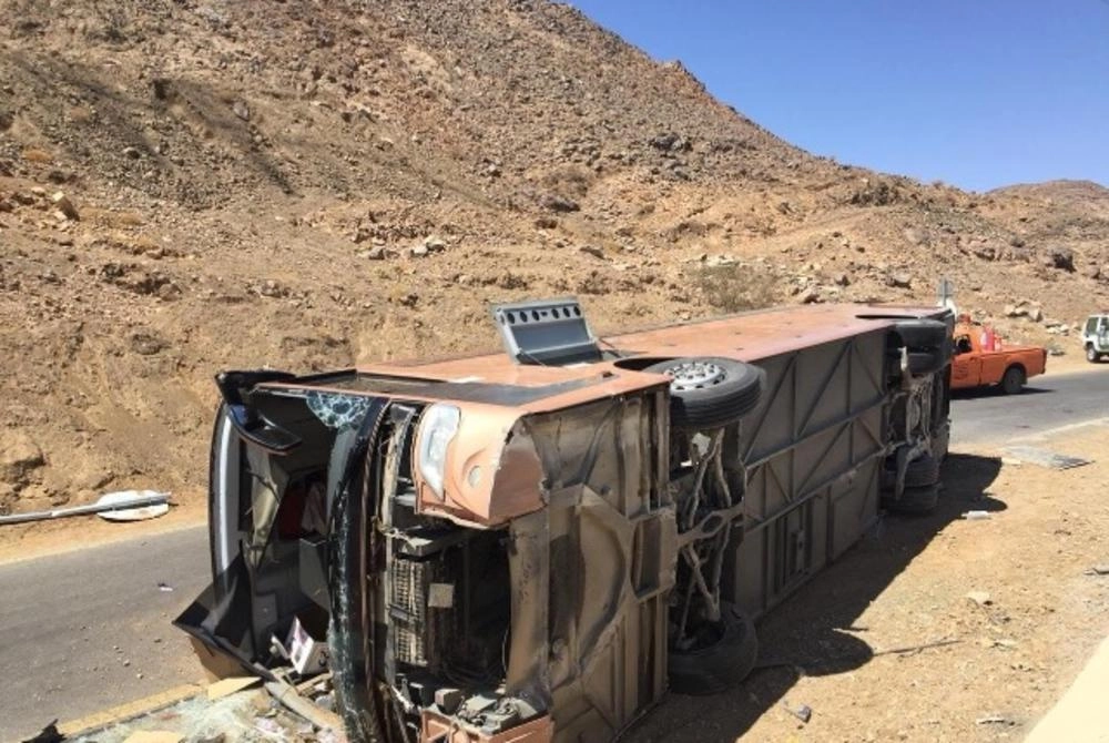 الحافلة لحظة انقلابها  (مكة)