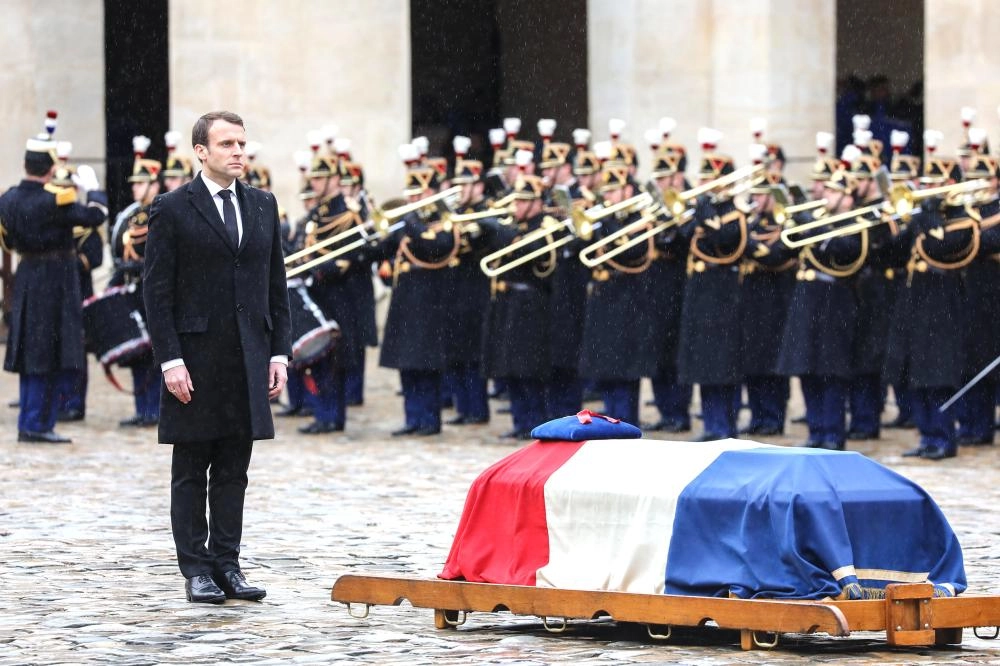 






ماكرون أمام نعش الضابط خلال التكريم                                (إ ب أ)