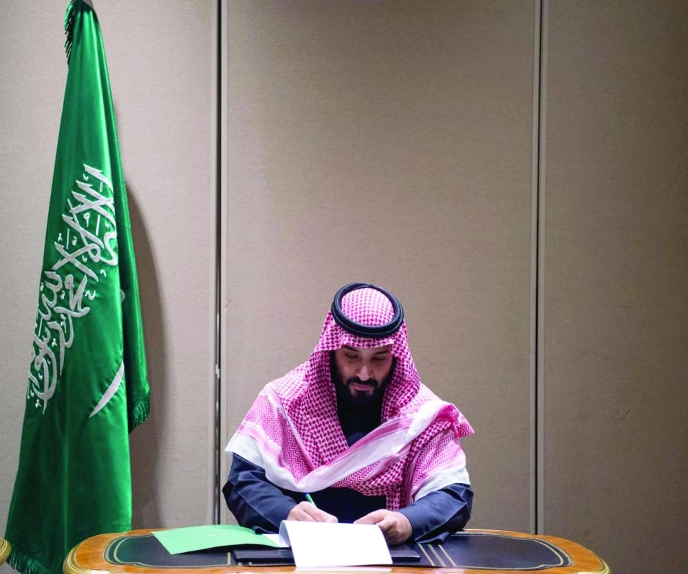 الأمير محمد بن سلمان أثناء التوقيع أعلى الاتفاقية (مكة)