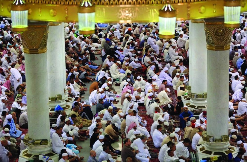 مصلون يستمعون لخطبة الجمعة بالحرم النبوي             (واس)