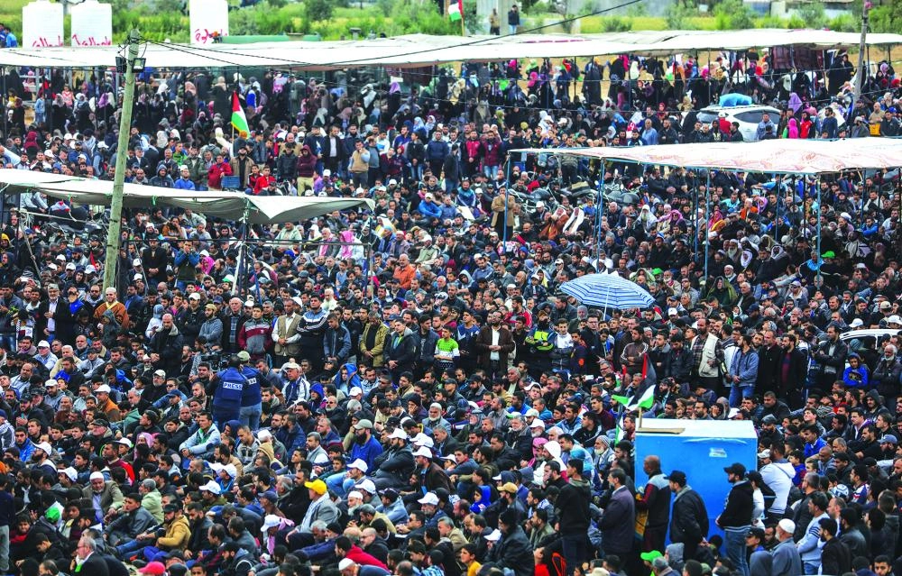 






آلاف الفلسطينيين المشاركين في المسيرة على حدود قطاع غزة                                                                                                                                                            ( د ب أ)