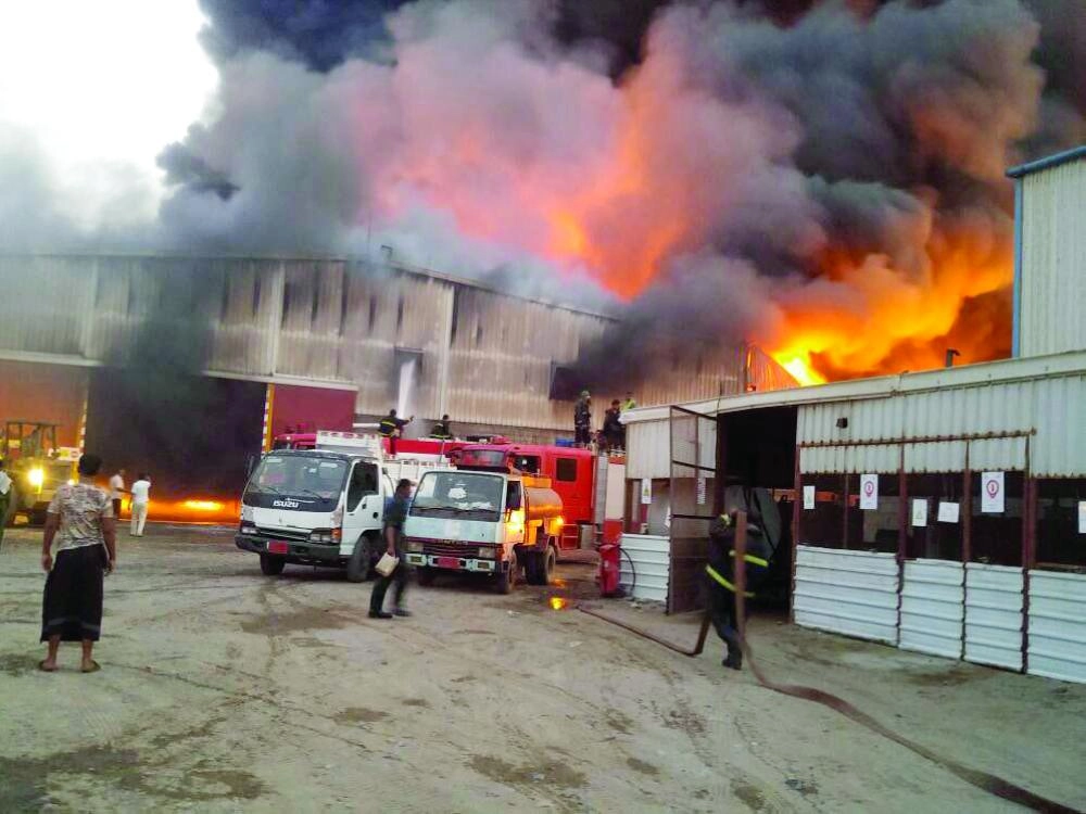 الحريق الهائل في مخازن بميناء الحديدة                                                                                                         (مكة)