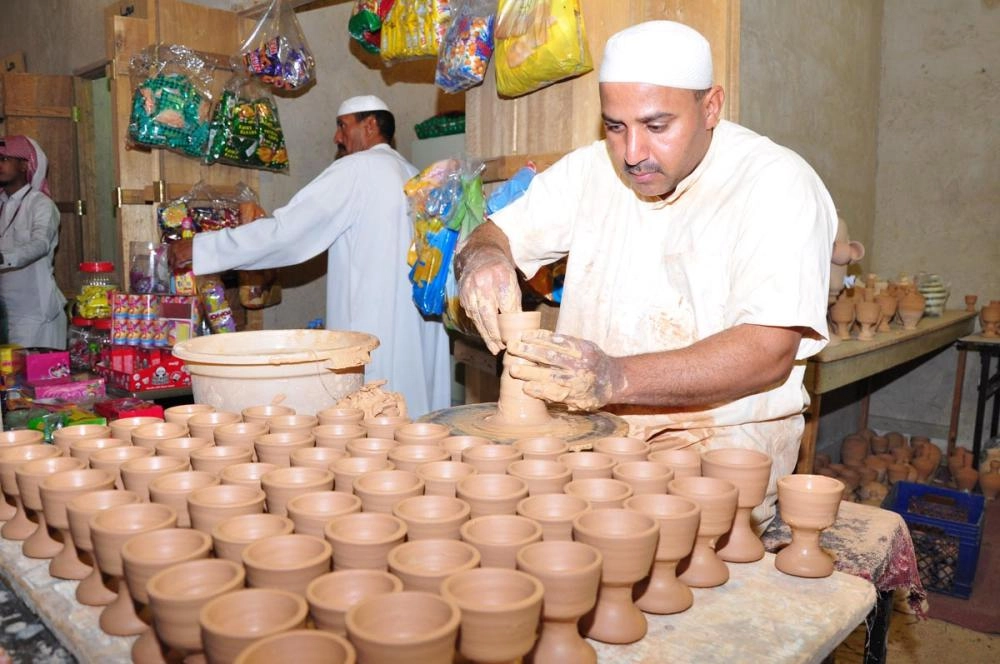 الغراش يصنع مجموعة من المباخر