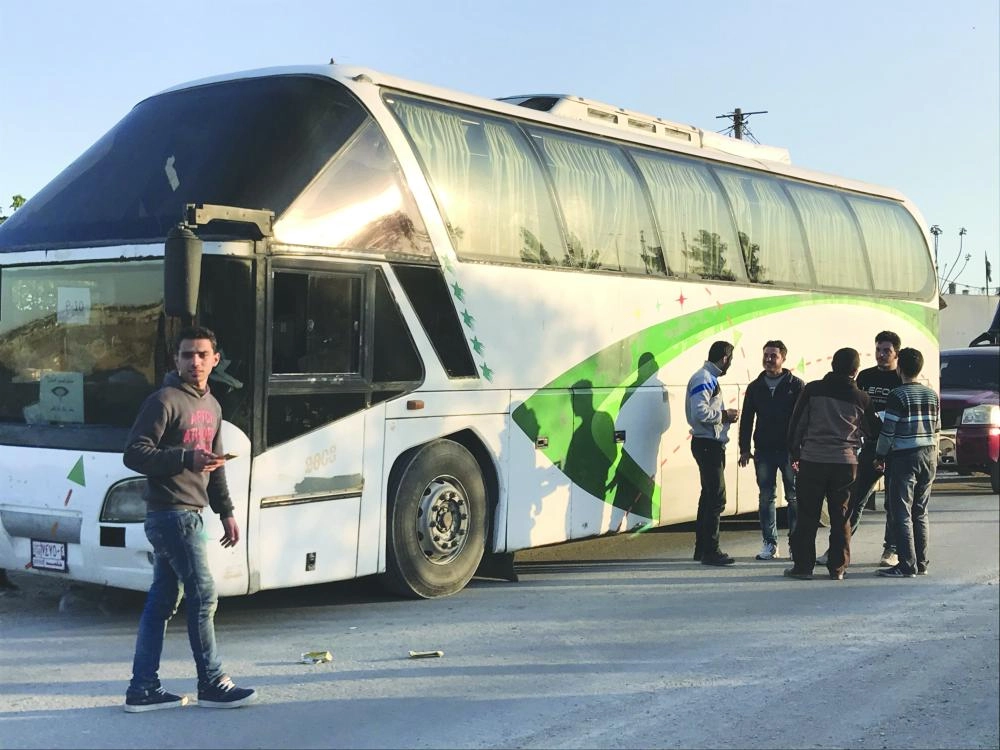 






عناصر من جيش الإسلام خلال مغادرتهم الغوطة                                                  (إ ب أ)