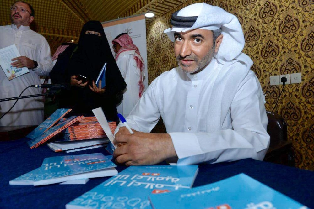 جعفر عمران خلال توقيعه كتابه (مكة)